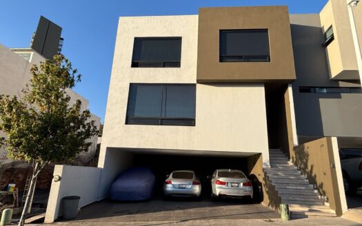 CASA EN VENTA PUERTA TRES MARÍAS SUR‼️