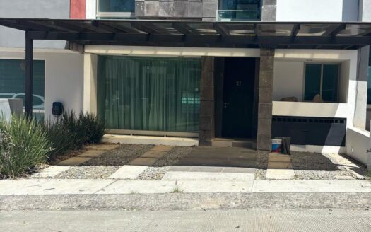 CASA EN RENTA ALTOZANO📍