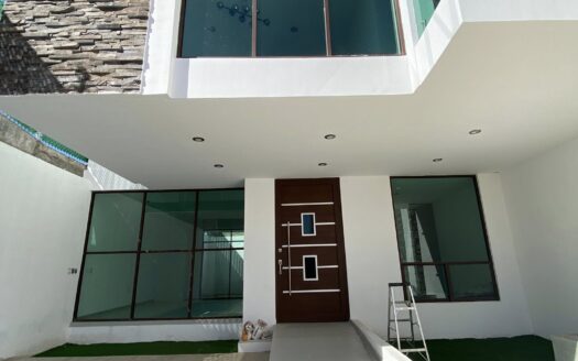 CASA EN RENTA CON ALBERCA ALTOZANO 📍