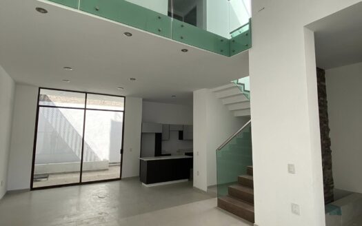 CASA EN RENTA CON ALBERCA ALTOZANO 📍